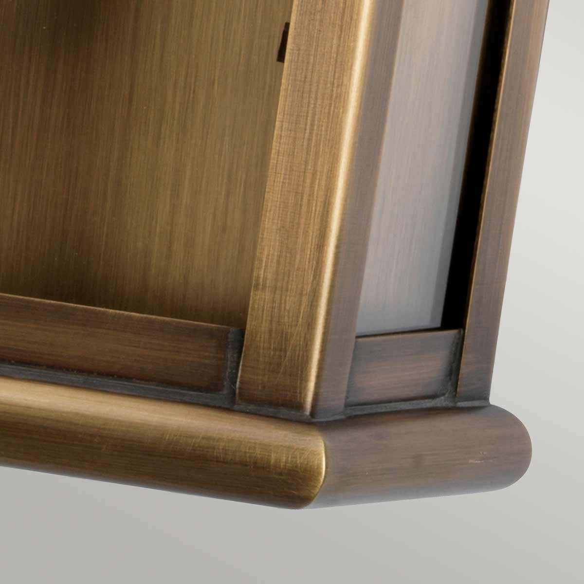 St Martins 30cm Antiikki messinki ulkovalo valmistajalta Elstead Lighting - Tillverkad av massiv m&auml;ssing och klart glas, erbjuder den en robust och h&aring;llbar konstruktion som utvecklar en vacker patina &ouml;ver tid.