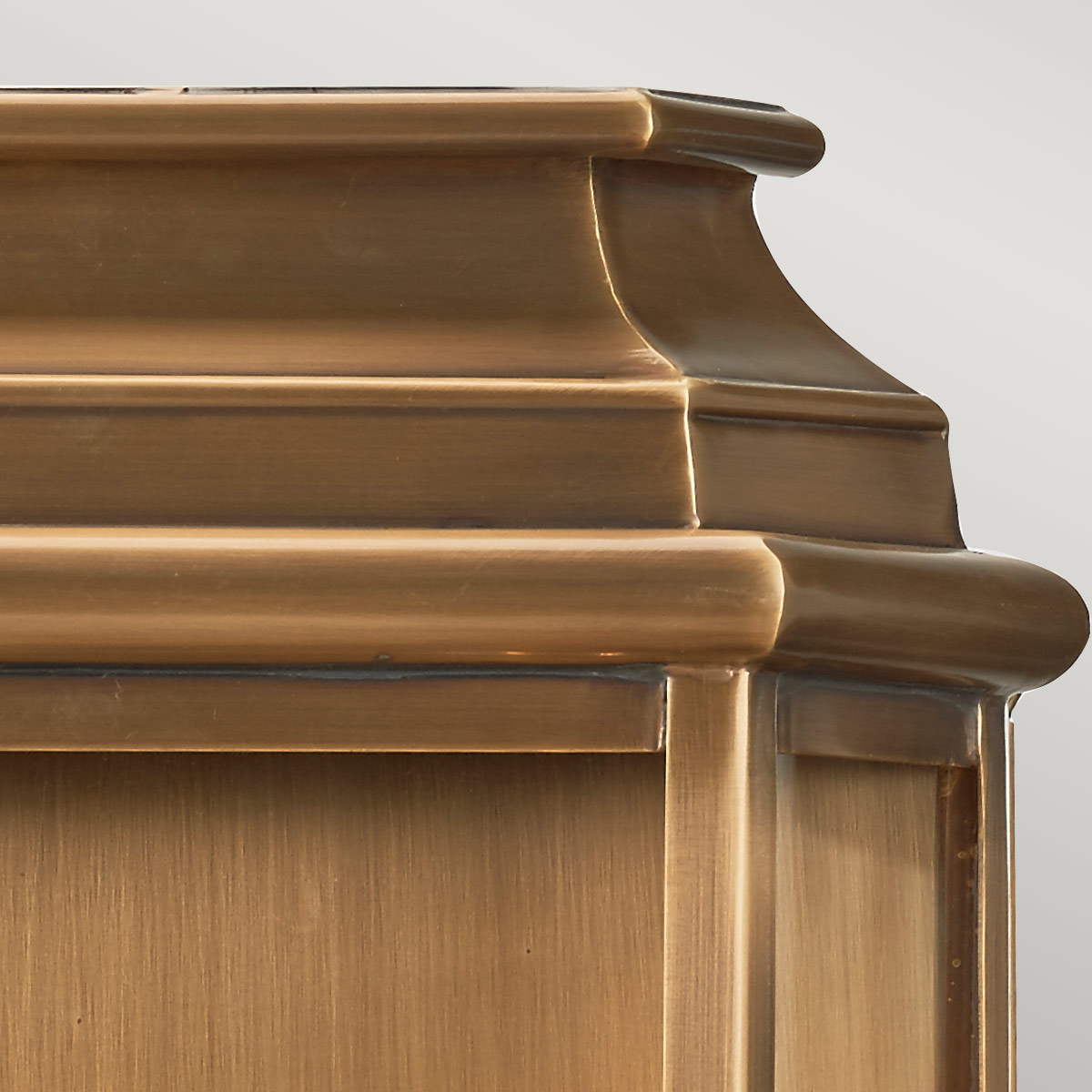 St Martins 42cm Antiikki messinki ulkovalo valmistajalta Elstead Lighting - Tillverkad av massiv m&auml;ssing och klart glas, erbjuder den en robust och h&aring;llbar konstruktion som utvecklar en vacker patina &ouml;ver tid.