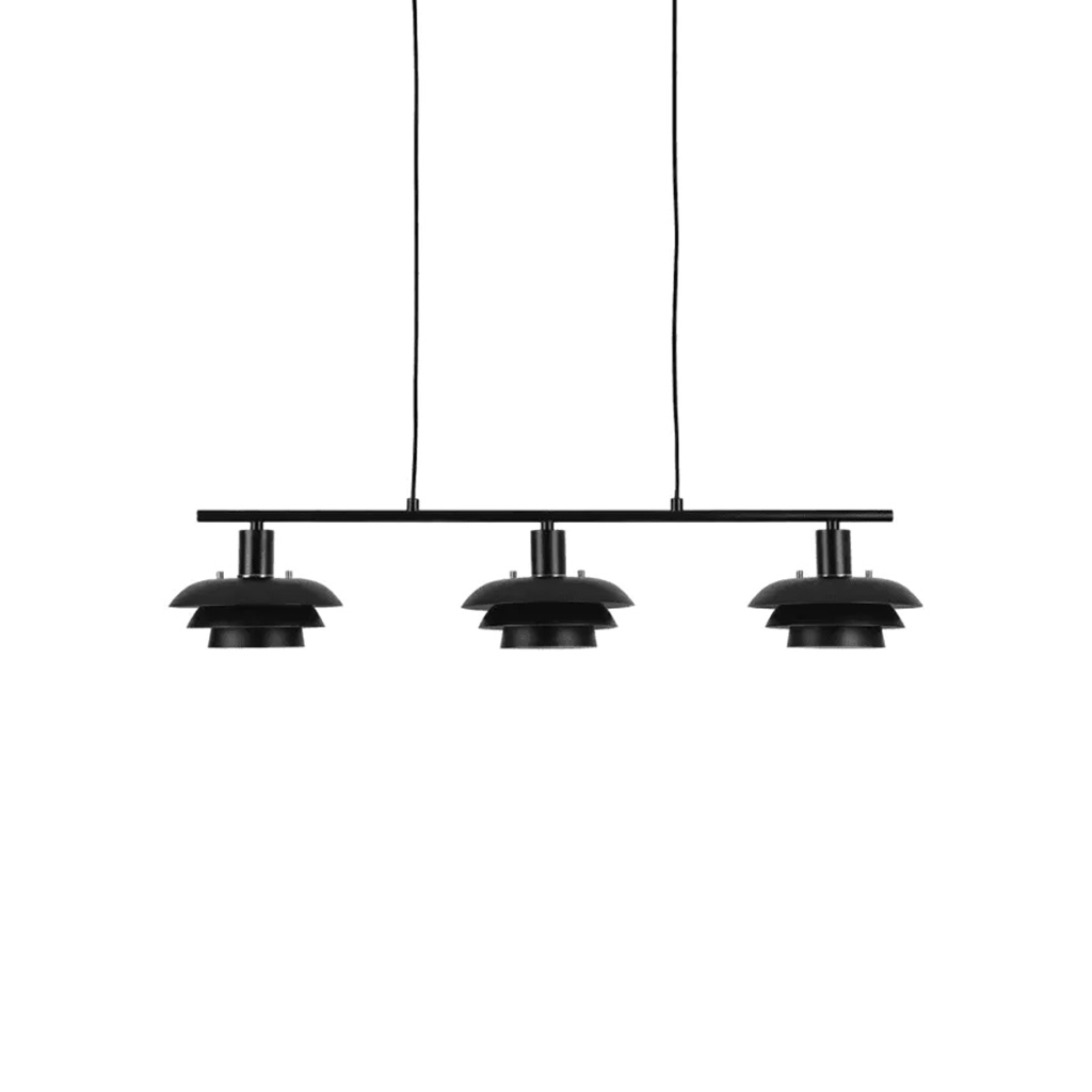 Stealth 86cm Musta kattovalaisin valmistajalta Nordic Lighting - Stealth on tyylik&auml;s mustasta metallista valmistettu kattovalaisin, jossa on kolme alasp&auml;in suunnattua varjostinta, jotka tarjoavat miellytt&auml;v&auml;&auml;, suunnattua valoa esimerkiksi ruokap&ouml;yd&auml;n tai keitti&ouml;n ylle.