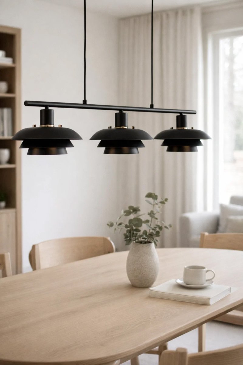 Stealth 86cm Musta kattovalaisin valmistajalta Nordic Lighting - Stealth on tyylik&auml;s mustasta metallista valmistettu kattovalaisin, jossa on kolme alasp&auml;in suunnattua varjostinta, jotka tarjoavat miellytt&auml;v&auml;&auml;, suunnattua valoa esimerkiksi ruokap&ouml;yd&auml;n tai keitti&ouml;n ylle.