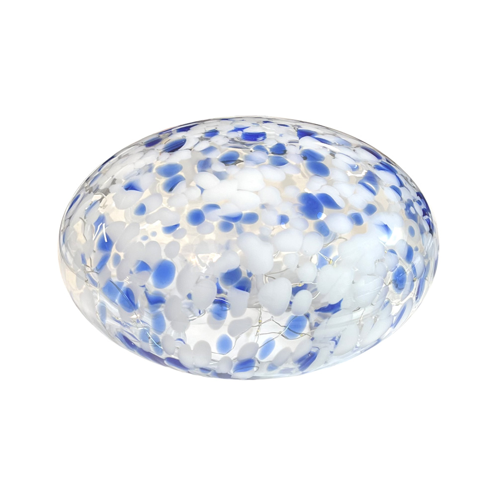 Sten 15cm Sininen/valkoinen pöytävalaisin valmistajalta Pixie Design - Lis&auml;ksi lampussa on ajastintoiminto, se palaa 8 tuntia ja on sammuneena 16 tuntia, mik&auml; toistuu tarvittaessa p&auml;ivitt&auml;in.