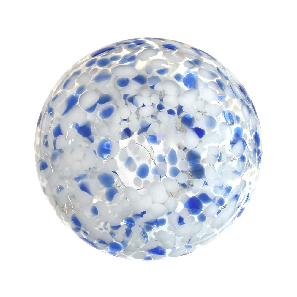 Sten 15cm Sininen/valkoinen pöytävalaisin valmistajalta Pixie Design - Lis&auml;ksi lampussa on ajastintoiminto, se palaa 8 tuntia ja on sammuneena 16 tuntia, mik&auml; toistuu tarvittaessa p&auml;ivitt&auml;in.