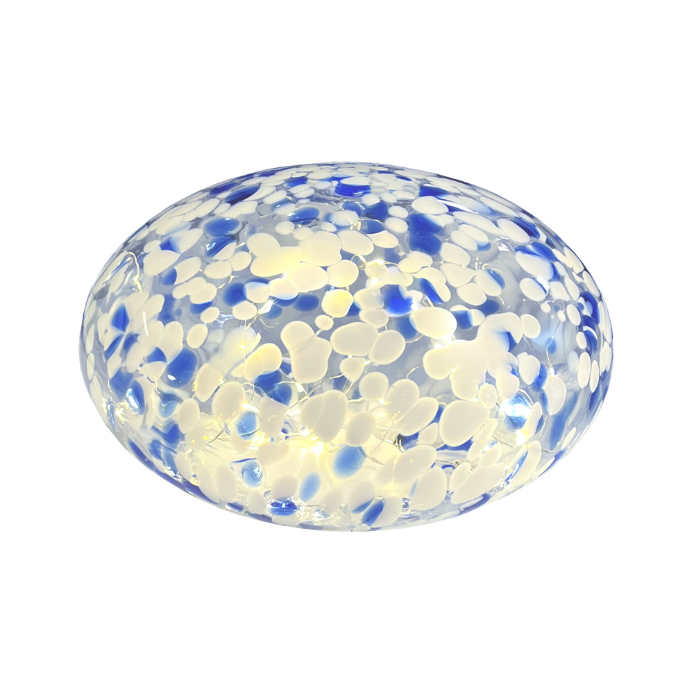 Sten 15cm Sininen/valkoinen pöytävalaisin valmistajalta Pixie Design - Lis&auml;ksi lampussa on ajastintoiminto, se palaa 8 tuntia ja on sammuneena 16 tuntia, mik&auml; toistuu tarvittaessa p&auml;ivitt&auml;in.