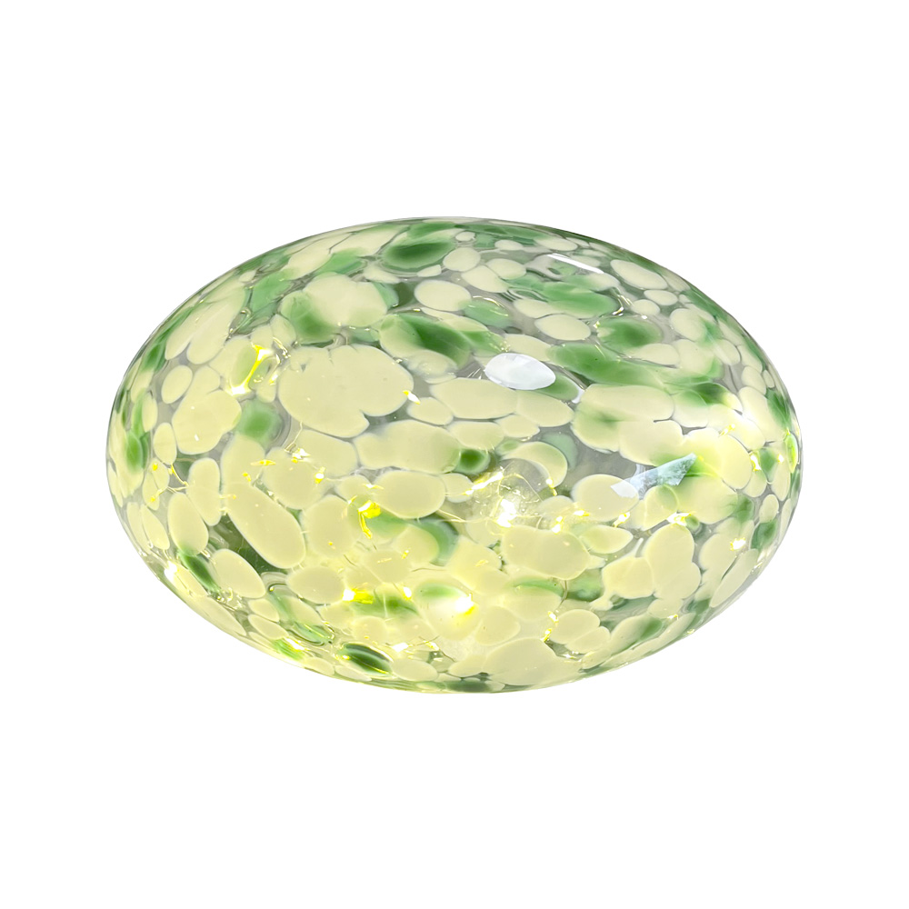 Sten 15cm Vihreä/valkoinen pöytävalaisin valmistajalta Pixie Design - Pixie Designin kivivalaisimessa on kaunis muotoilu ja vihre&auml;n ja valkoisen marmoripinta.