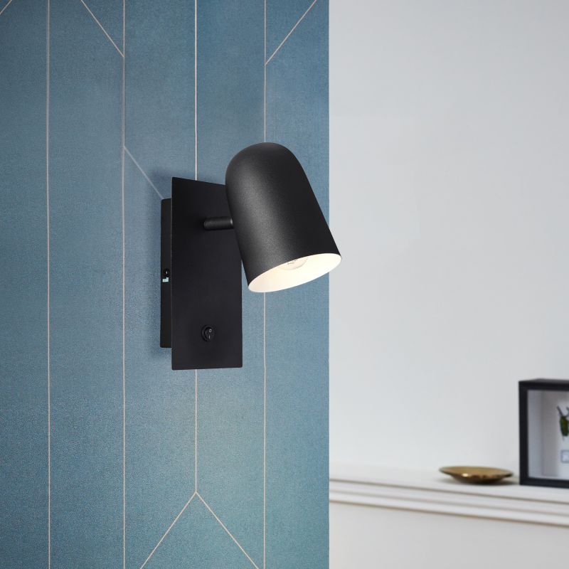 Ayr Musta lukulamppu valmistajalta Brilliant - Ayr on joustava valaistusratkaisu, joka voidaan asentaa sek&auml; sein&auml;lle ett&auml; kattoon.