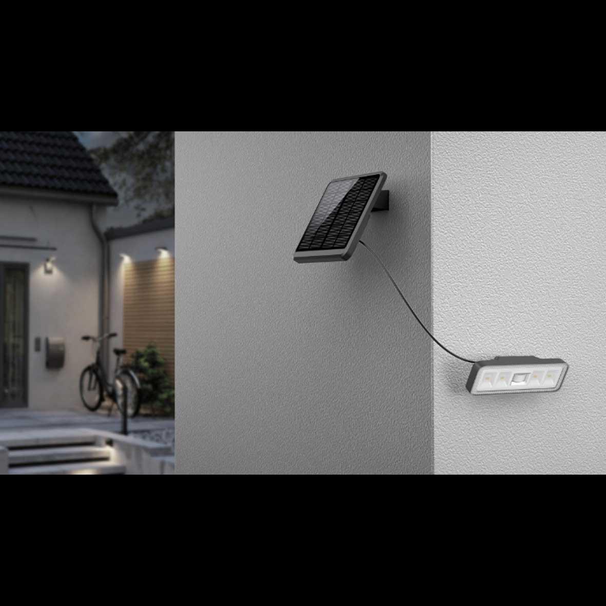 Paristokäyttöinen valonheitin sensorilla Musta aurinkokennolamppu valmistajalta Designlight - Jos valaisin havaitsee liikett&auml;, se syttyy 100 % kirkkaudella (1000 lm) 18 sekuntia ennen kuin syttyy sitten noin 30&ndash;50 lm:n perusvalolla.