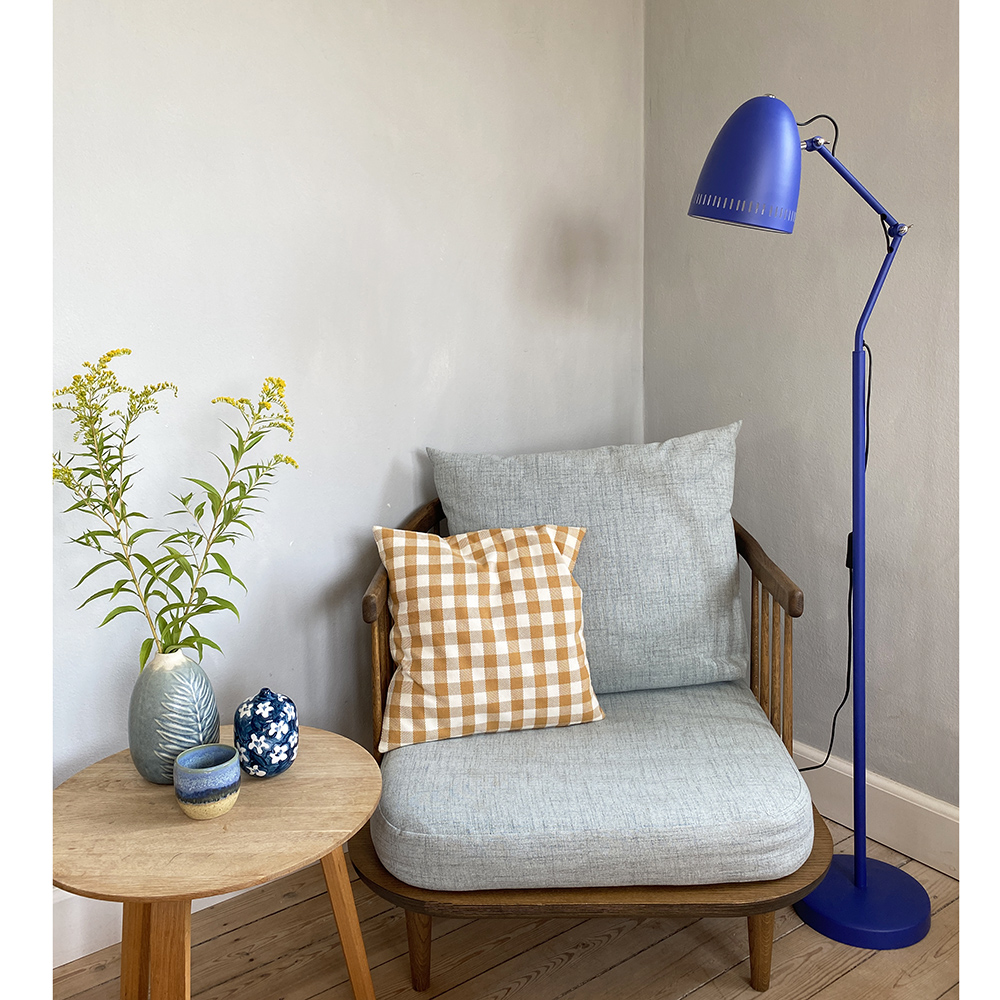 Dynamo 1 Tummansininen lattiavalaisin valmistajalta Superliving - Klassinen varjostin koristeellisilla rei'itetyill&auml; karvoilla tarjoaa miellytt&auml;v&auml;n valonjaon, ja ristikk&auml;isill&auml; ruuveilla varustetut varret helpottavat lampun s&auml;&auml;t&auml;mist&auml; ja kiinnitt&auml;mist&auml; haluttuun asentoon.