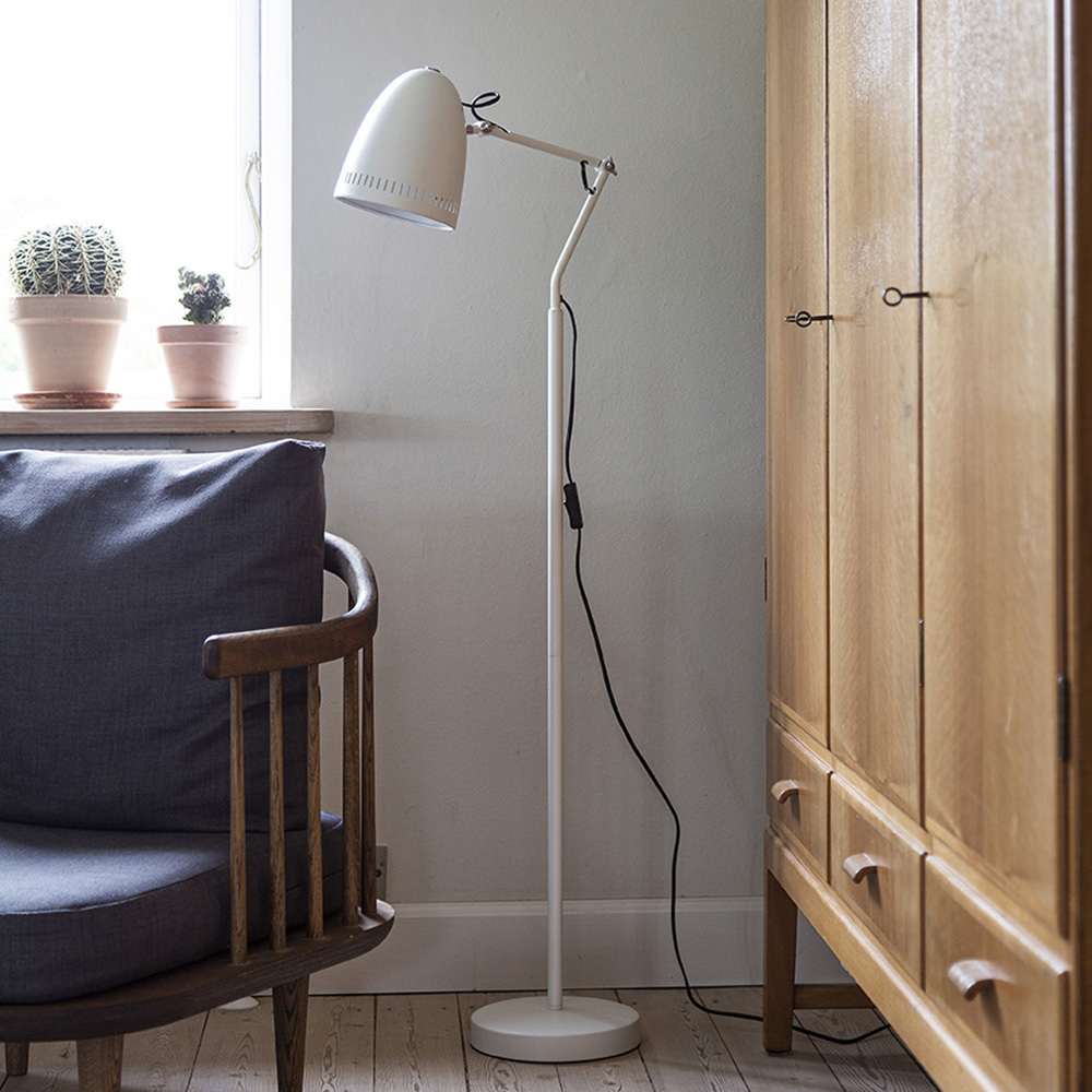 Dynamo 1 Valkoinen lattiavalaisin valmistajalta Superliving - Klassinen varjostin koristeellisilla rei'itetyill&auml; rei'ill&auml; tarjoaa miellytt&auml;v&auml;n valonjaon, ja kahdella perhosruuvilla varustetut varret helpottavat lampun s&auml;&auml;t&auml;mist&auml; ja kiinnitt&auml;mist&auml; haluttuun asentoon.