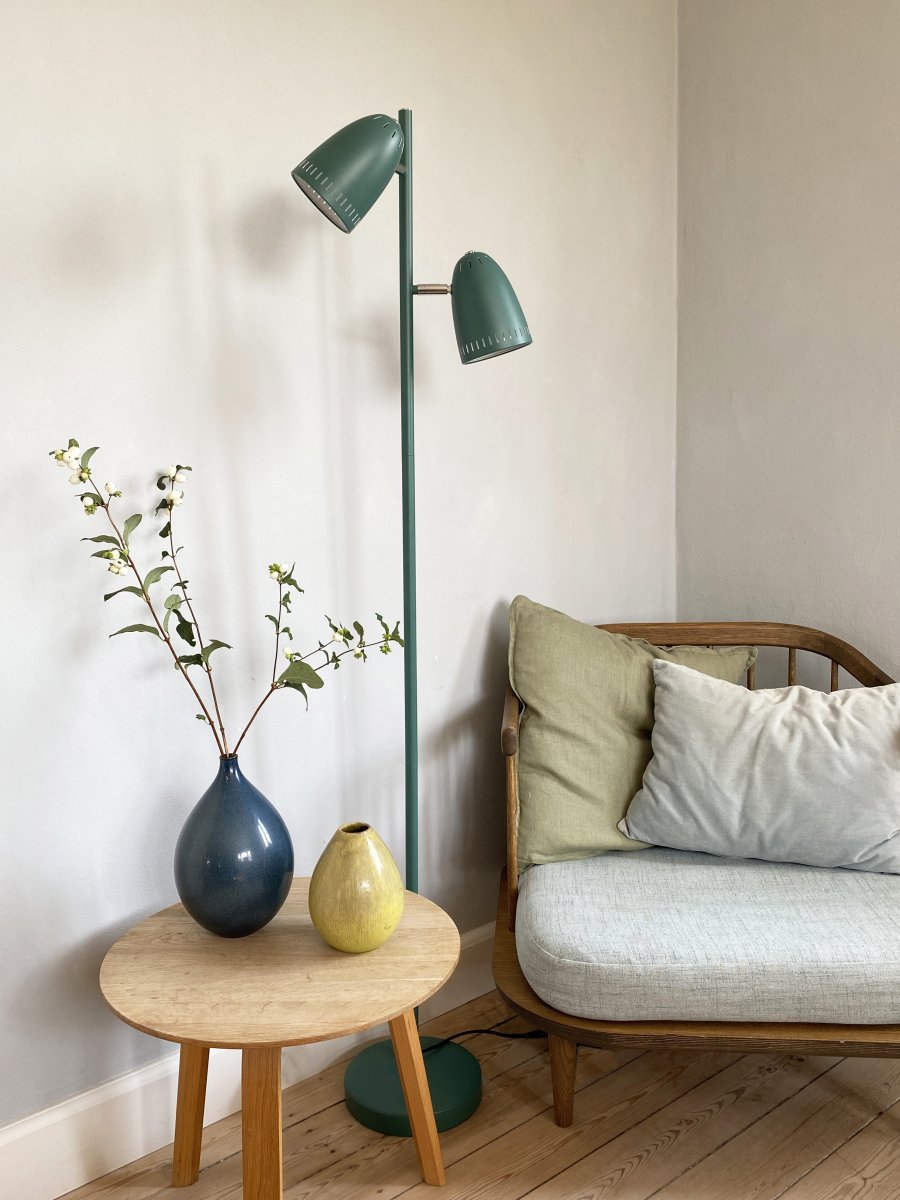 Dynamo 2 Vihreä lattiavalaisin valmistajalta Superliving - Dynamo-lattiavalaisin on valmistettu mattametallista ja siin&auml; on vihre&auml;/sininen v&auml;ri.