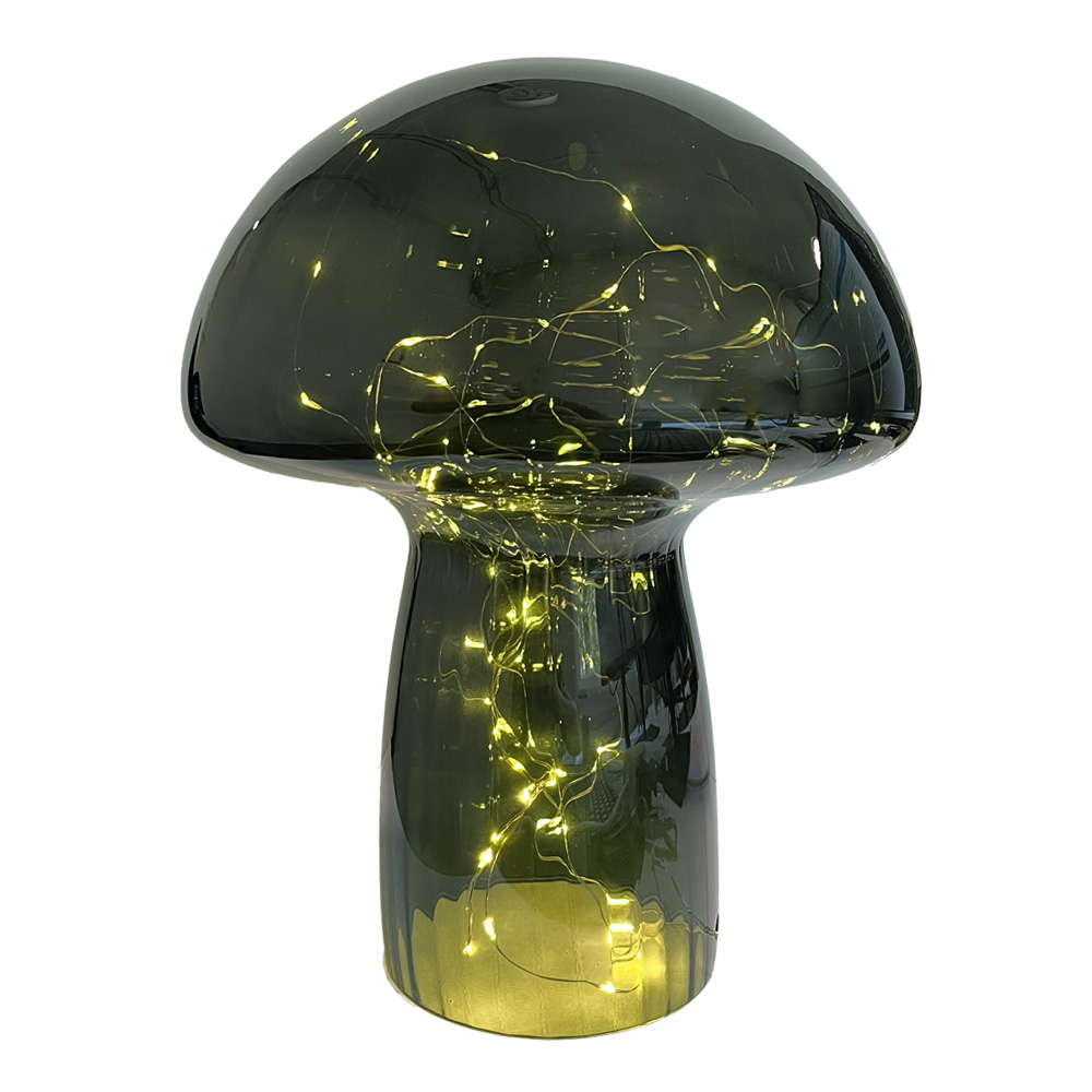 Mushroom 35cm Vihreä pöytävalaisin valmistajalta Pixie Design - Valaisin on IP20-luokiteltu ja sopii sis&auml;k&auml;ytt&ouml;&ouml;n, ja adapteri sis&auml;ltyy toimitukseen.