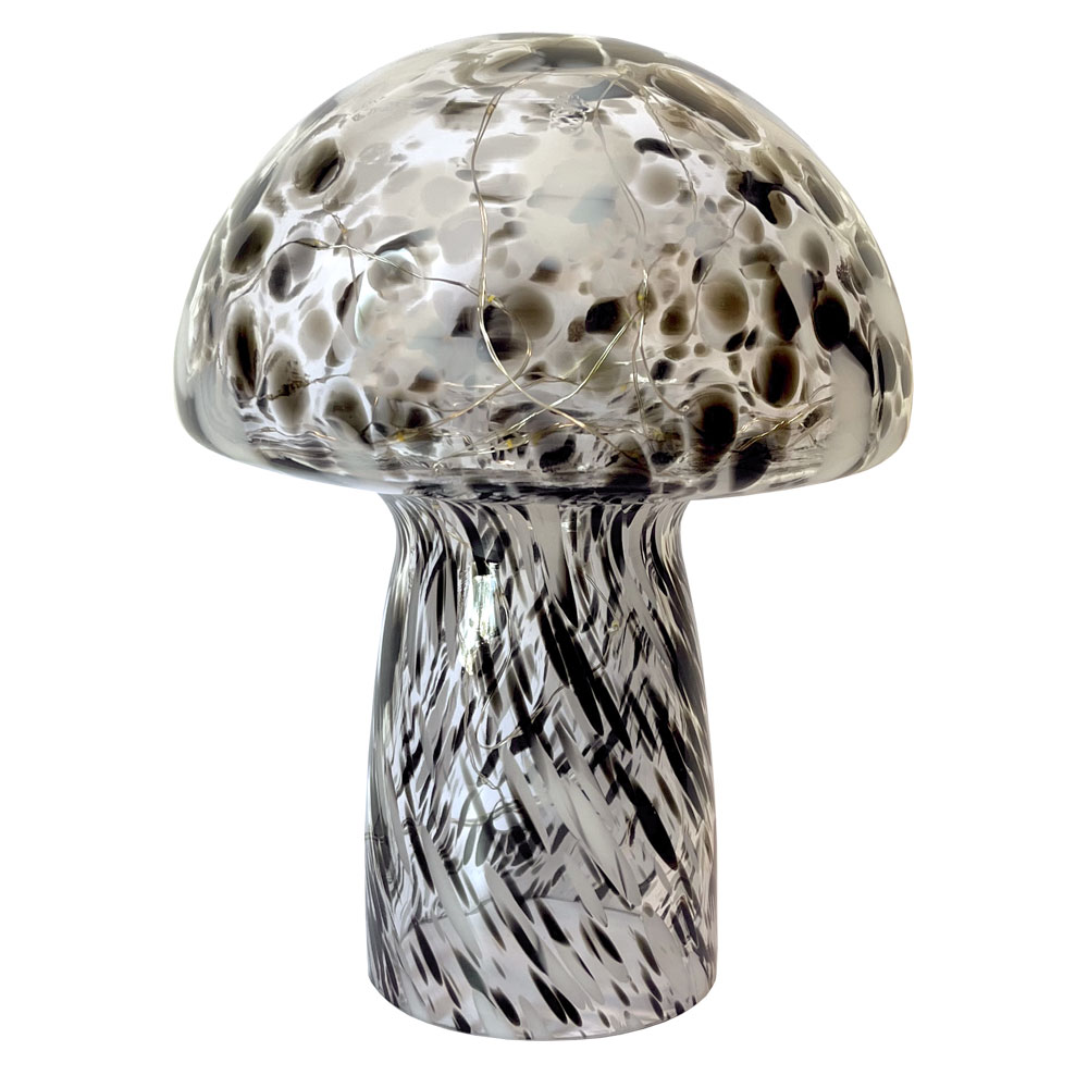 Mushroom 23cm Musta pöytävalaisin valmistajalta Pixie Design - Pixie Designin sienivalaisimessa on kaunis muotoilu, jossa on marmoroitu mustavalkoinen pinta.