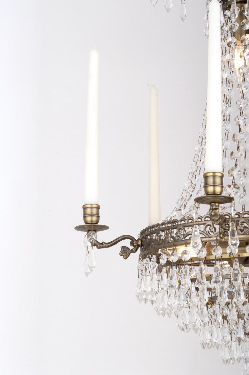 Empire Classic Ø55 Antiikki messinki kristalli valmistajalta Norrsken Design - Tämä kruunu vangitsee ja heijastaa valoa; tapa, joka antaa lämpimän ja kutsuvan hehkun.