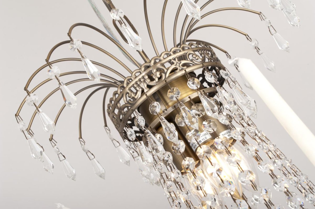 Empire Classic Ø55 Antiikki messinki kristalli valmistajalta Norrsken Design - Tämä kruunu vangitsee ja heijastaa valoa; tapa, joka antaa lämpimän ja kutsuvan hehkun.