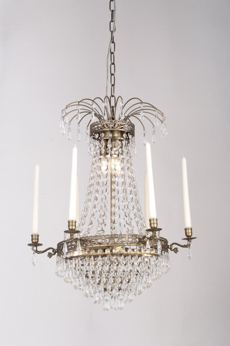 Empire Classic Ø55 Antiikki messinki kristalli valmistajalta Norrsken Design - Tämä kruunu vangitsee ja heijastaa valoa; tapa, joka antaa lämpimän ja kutsuvan hehkun.