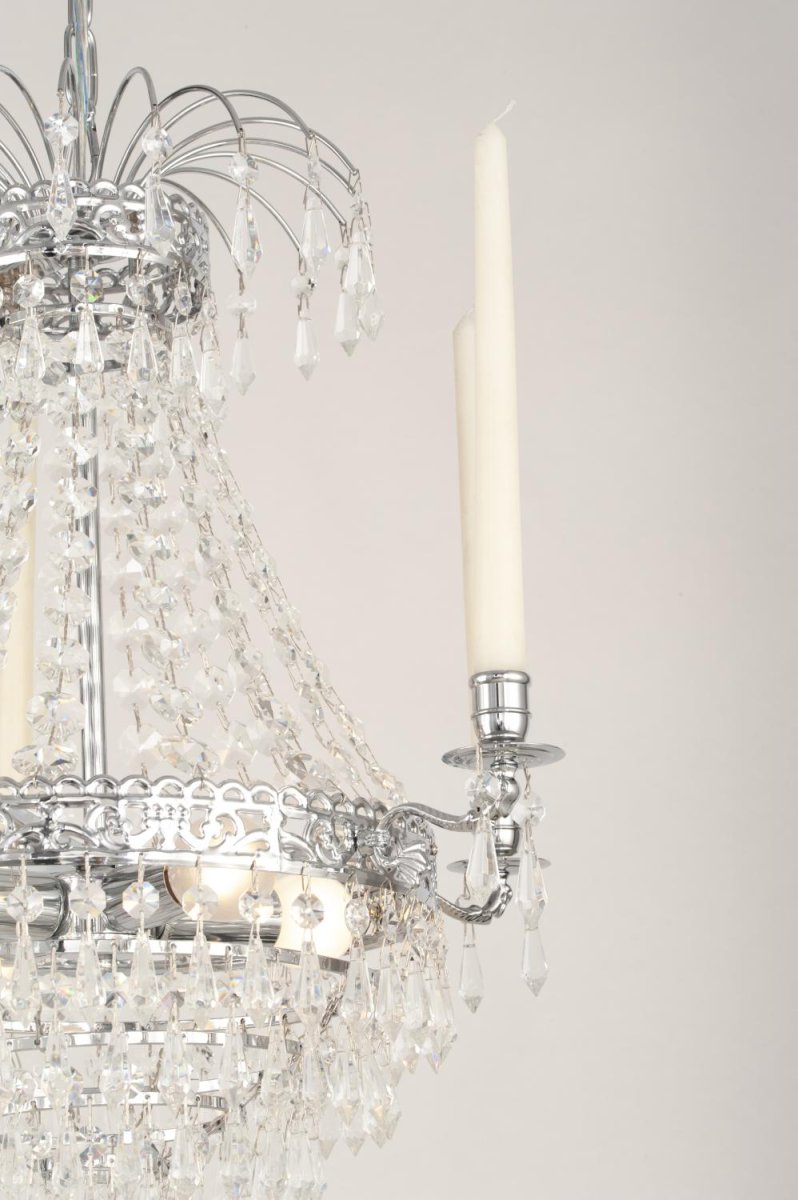 Empire Classic Ø50 Kromi kristalli valmistajalta Norrsken Design - Hohtava kristalli vangitsee valon ja levittää pehmeää hehkua luoden kutsuvan ja lumoavan ympäristön.