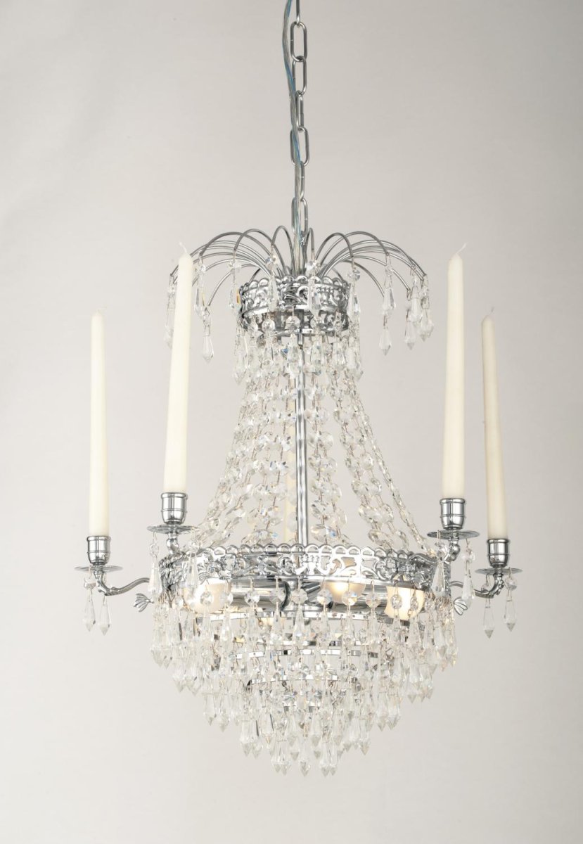 Empire Classic Ø50 Kromi kristalli valmistajalta Norrsken Design - Hohtava kristalli vangitsee valon ja levittää pehmeää hehkua luoden kutsuvan ja lumoavan ympäristön.