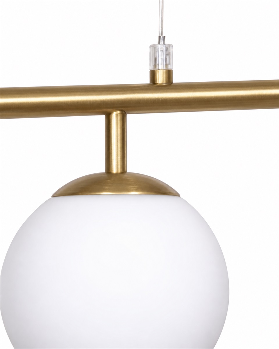 Globi 4 78cm Harjattu messinki/valkoinen kattovalaisin valmistajalta Nordic Lighting - Globi 4 on elegantti kattovalaisin, joka yhdist&auml;&auml; klassisen muotoilun tyylikk&auml;isiin muotoihin.