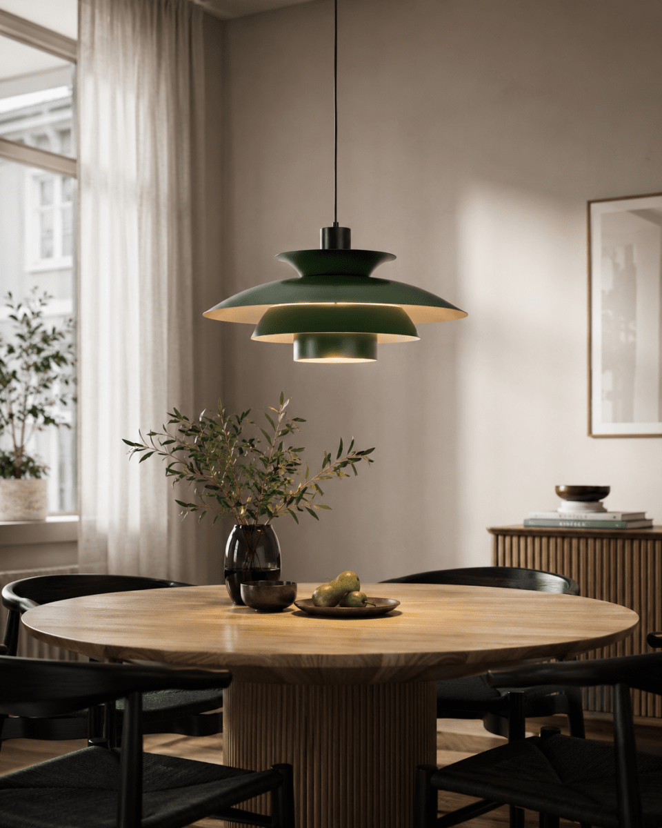 Stealth 2 Ø50 Vihreä kattovalaisin valmistajalta Nordic Lighting - Vihre&auml;st&auml; metallista ja mustista yksityiskohdista valmistettu valaisin luo elegantin ja harmonisen ilmeen.