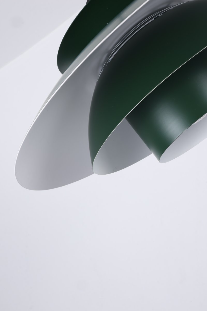 Stealth 2 Ø50 Vihreä kattovalaisin valmistajalta Nordic Lighting - Vihre&auml;st&auml; metallista ja mustista yksityiskohdista valmistettu valaisin luo elegantin ja harmonisen ilmeen.