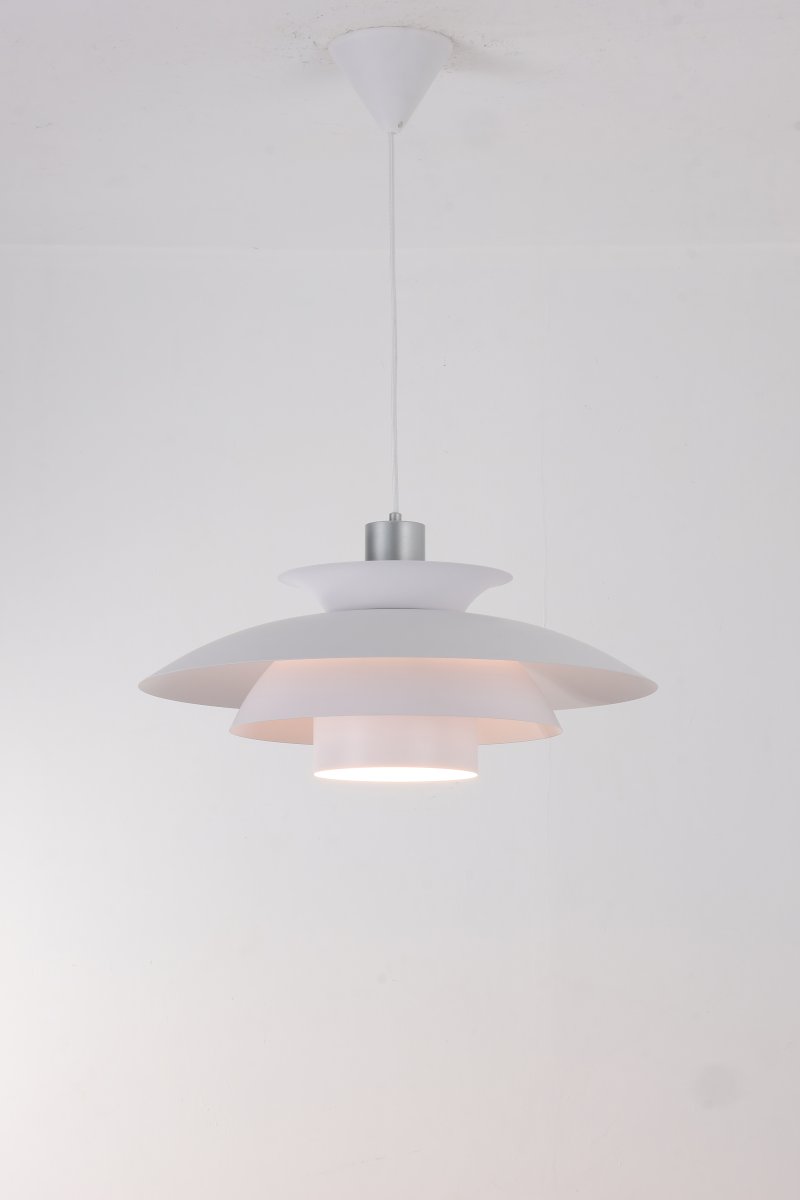 Stealth 2 Ø50 Valkoinen kattovalaisin valmistajalta Nordic Lighting - Se on valmistettu valkoisesta metallista ja hopeisilla yksityiskohdilla, mik&auml; luo elegantin ja harmonisen ilmeen.