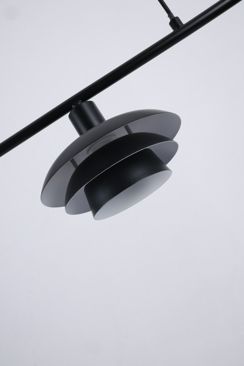 Stealth 86cm Musta kattovalaisin valmistajalta Nordic Lighting - Stealth on tyylik&auml;s mustasta metallista valmistettu kattovalaisin, jossa on kolme alasp&auml;in suunnattua varjostinta, jotka tarjoavat miellytt&auml;v&auml;&auml;, suunnattua valoa esimerkiksi ruokap&ouml;yd&auml;n tai keitti&ouml;n ylle.