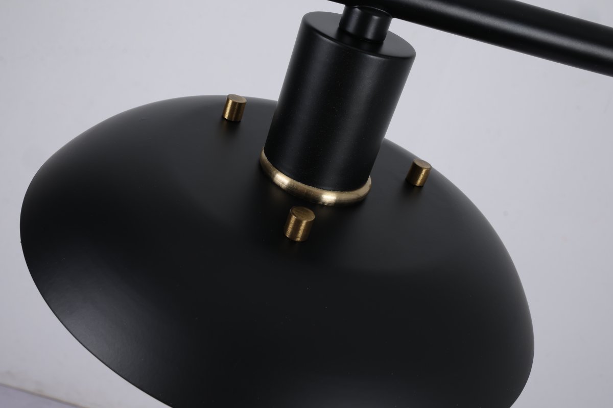 Stealth 86cm Musta kattovalaisin valmistajalta Nordic Lighting - Stealth on tyylik&auml;s mustasta metallista valmistettu kattovalaisin, jossa on kolme alasp&auml;in suunnattua varjostinta, jotka tarjoavat miellytt&auml;v&auml;&auml;, suunnattua valoa esimerkiksi ruokap&ouml;yd&auml;n tai keitti&ouml;n ylle.