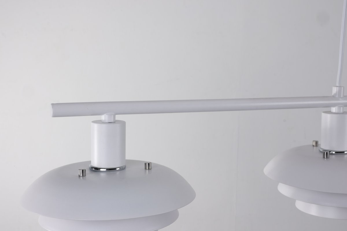 Stealth 120cm Valkoinen kattovalaisin valmistajalta Nordic Lighting - Stealth on tyylik&auml;s valkoisesta metallista valmistettu kattovalaisin, jossa on nelj&auml; alasp&auml;in suunnattua varjostinta, jotka tarjoavat miellytt&auml;v&auml;&auml;, suunnattua valoa esimerkiksi ruokap&ouml;yd&auml;n tai keitti&ouml;n ylle.