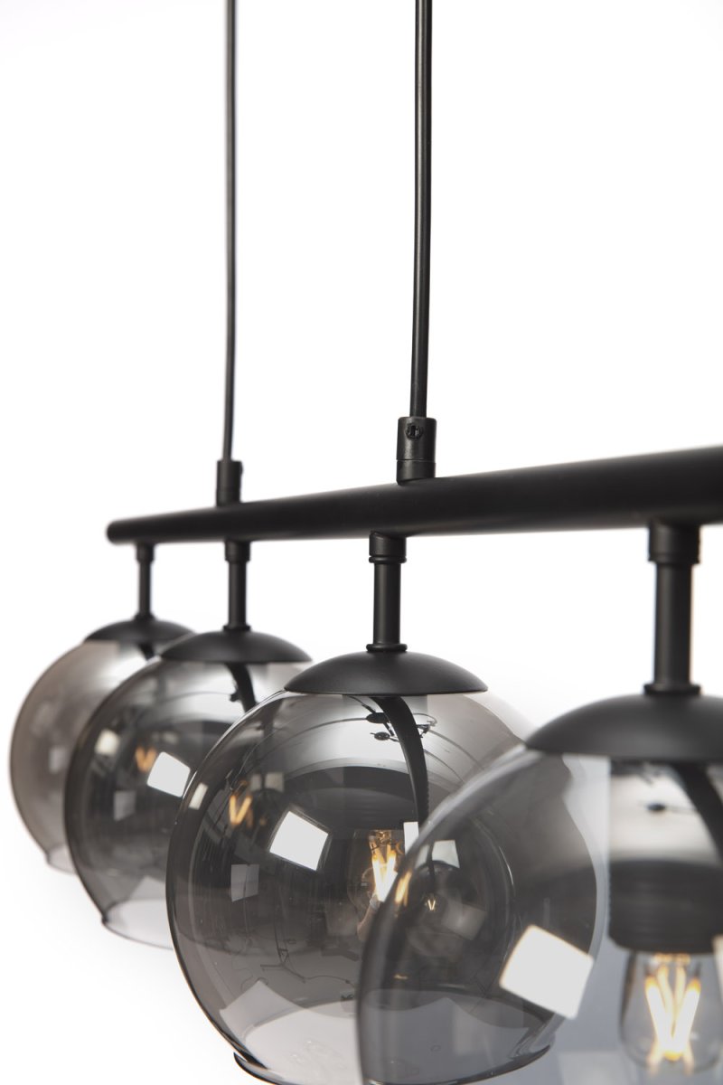 Globi 4 78cm Musta/Savunharmaa kattovalaisin valmistajalta Nordic Lighting - Globi 4 on tyylikäs kattovalaisin, joka yhdistää modernin muotoilun pehmeisiin muotoihin.