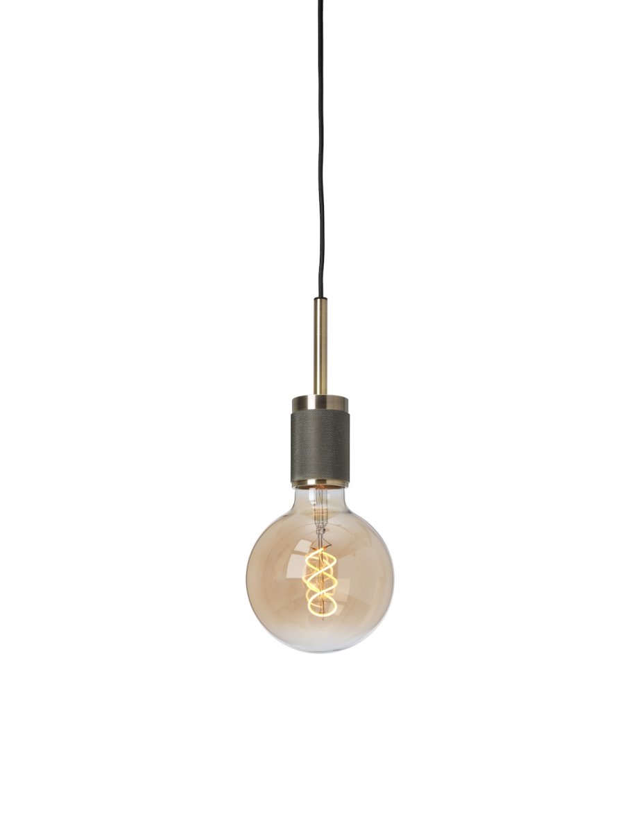 Upphäng Ø9 Antiikkimessinki ikkunavalaisin valmistajalta Cottex - T&auml;m&auml; elegantti metallinen riippuvalaisin antiikkimessinkiviimeistelyll&auml; antaa l&auml;mpim&auml;n ja tyylikk&auml;&auml;n vaikutelman.