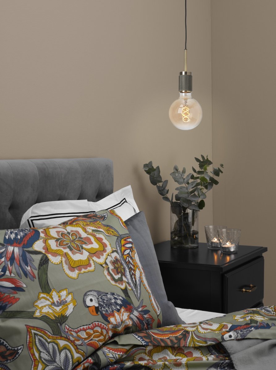 Upphäng Ø9 Antiikkimessinki ikkunavalaisin valmistajalta Cottex - T&auml;m&auml; elegantti metallinen riippuvalaisin antiikkimessinkiviimeistelyll&auml; antaa l&auml;mpim&auml;n ja tyylikk&auml;&auml;n vaikutelman.