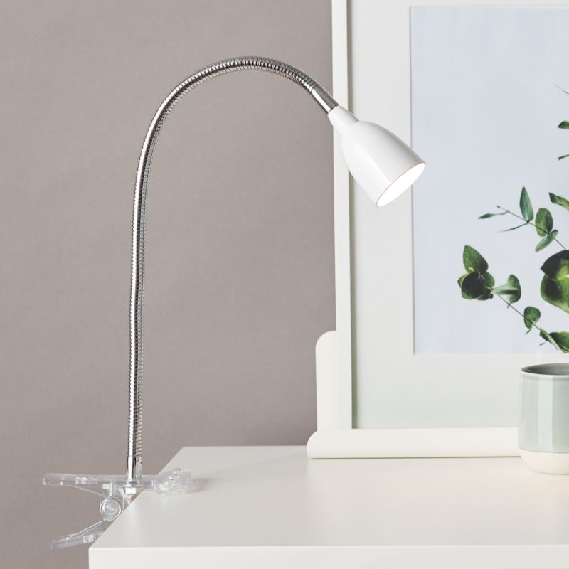 Anthony Valkoinen nipistinvalaisin valmistajalta Brilliant - Valo on l&auml;mpim&auml;n valkoinen ja luo miellytt&auml;v&auml;n ja kodikkaan tunnelman huoneeseen.