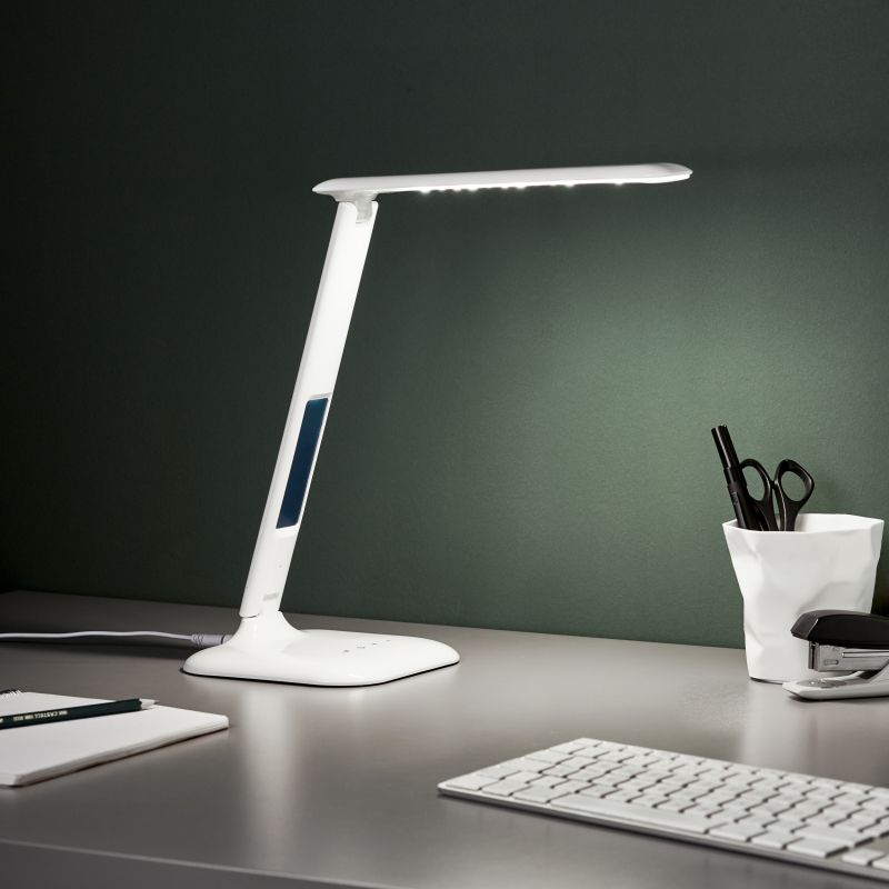 Glenn 55cm Valkoinen työpöytävalaisin valmistajalta Brilliant - Säädettävän lampunpään ja nivelten ansiosta valoa on helppo kohdistaa sinne, missä sitä tarvitaan, ja valaisimessa on sekä USB-portti latausta varten että kello, jossa on herätys, päivämäärä ja lämpötilanäyttö.