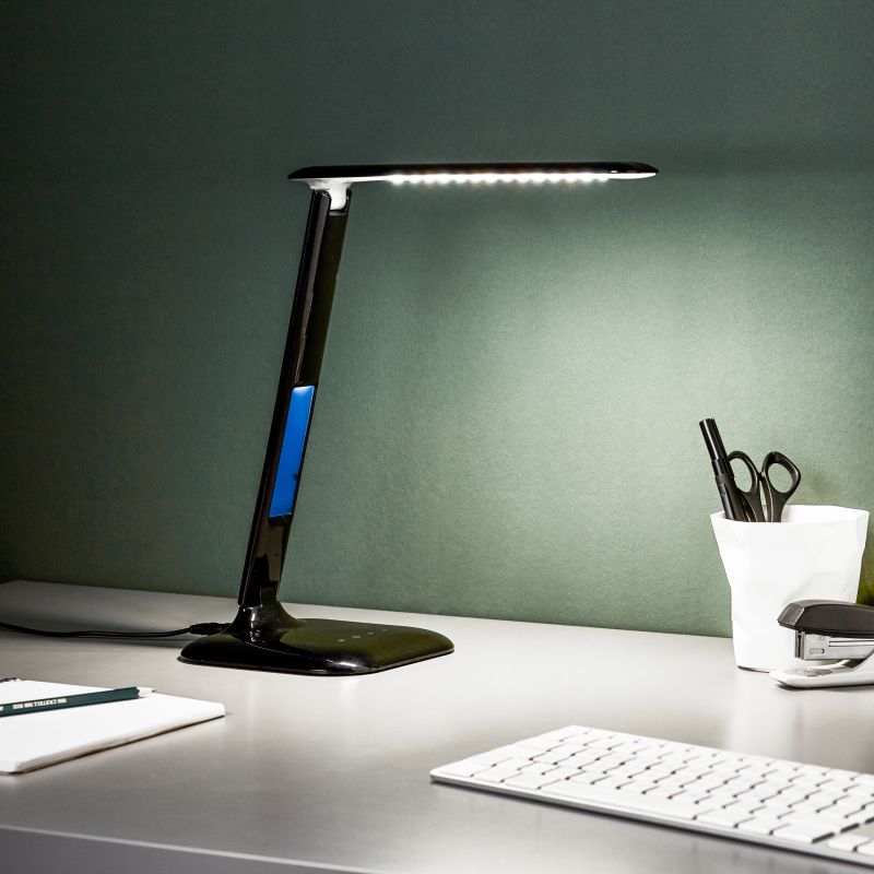 Glenn 55cm Musta työpöytävalaisin valmistajalta Brilliant - Säädettävän lampunpään ja nivelten ansiosta valoa on helppo kohdistaa sinne, missä sitä tarvitaan, ja valaisimessa on sekä USB-portti latausta varten että kello, jossa on herätys, päivämäärä ja lämpötilanäyttö.