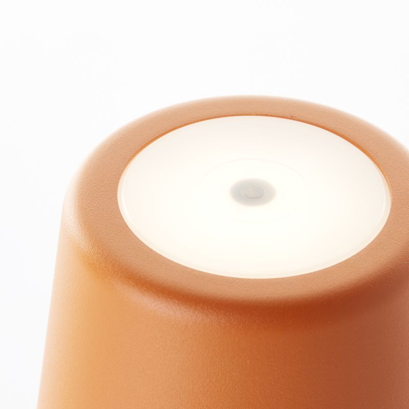 Kaami 37cm Oranssi Siirrettävä valmistajalta Brilliant - Korkean IP44-luokituksensa ansiosta se on s&auml;&auml;nkest&auml;v&auml; ja sopii t&auml;ydellisesti sek&auml; ulko- ett&auml; sis&auml;tiloihin.