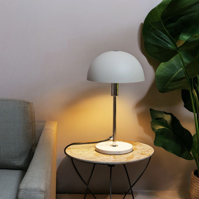 Lillian 36cm Beige pöytävalaisin valmistajalta Brilliant - Suuri, puolipyöreä varjostin levittää tasaista ja miellyttävää valoa, joka luo viihtyisän tunnelman ja tarjoaa samalla riittävän valaistuksen lukemiseen ja työskentelyyn.