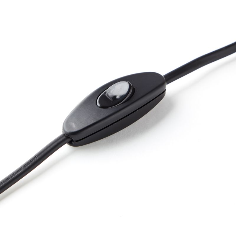 Primo 23cm Tummanharmaa pöytävalaisin valmistajalta Brilliant - Se on valmistettu tekstiilist&auml; ja keramiikasta ja antaa miellytt&auml;v&auml;n valon.