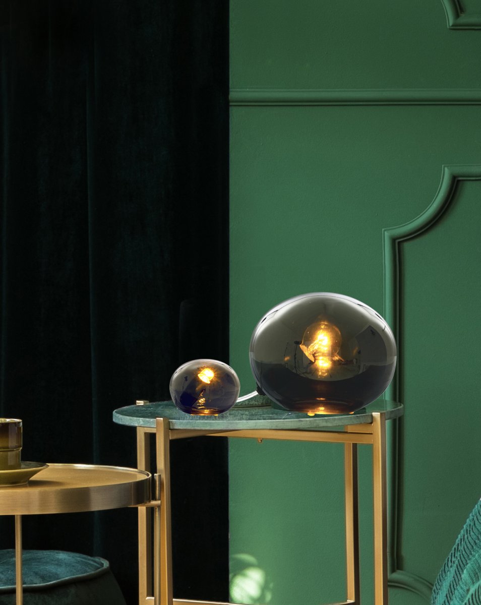 Globus 10cm Savun värinen pöytävalaisin valmistajalta Aneta Lighting - Globus-p&ouml;yt&auml;valaisin savulasista, jonka lasipallon sis&auml;ll&auml; oleva valonl&auml;hde tarjoaa koristeellista ja miellytt&auml;v&auml;&auml; valoa.