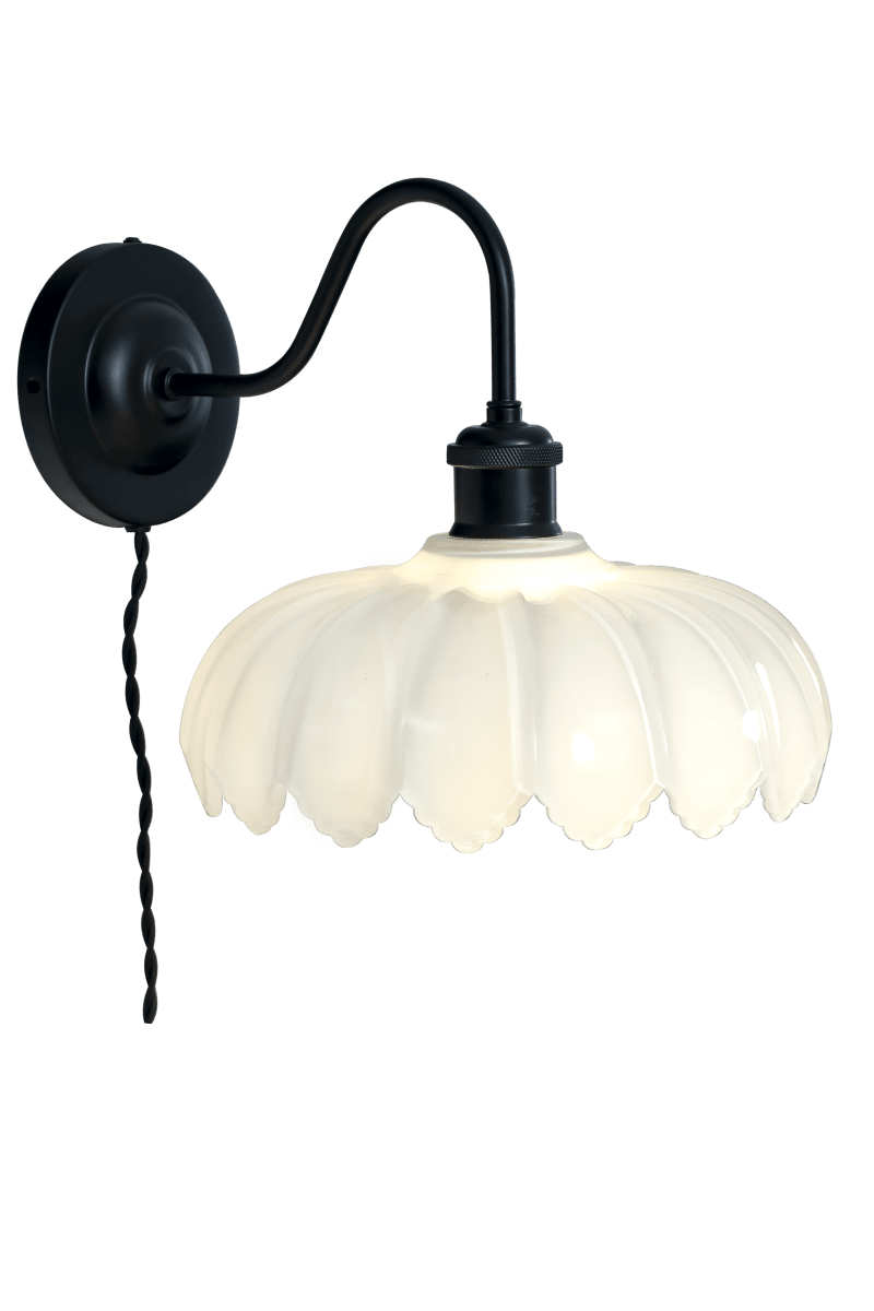 Sofia 32cm Musta seinävalaisin valmistajalta Aneta Lighting - Sopii useimpiin huoneisiin ja luo pehmeän, koristeellisen valon, joka luo kutsuvan tunnelman.