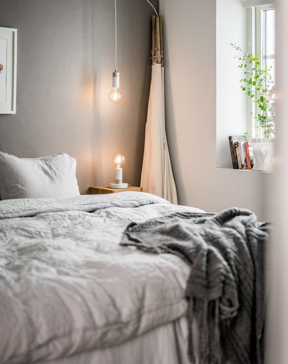 Spartan Ø5 Valkoinen ikkunavalaisin valmistajalta Cottex - Tyylik&auml;s ja minimalistinen riippuvalaisin, jossa yhdistyv&auml;t valkoinen metalli puu- ja kromiyksityiskohtiin.