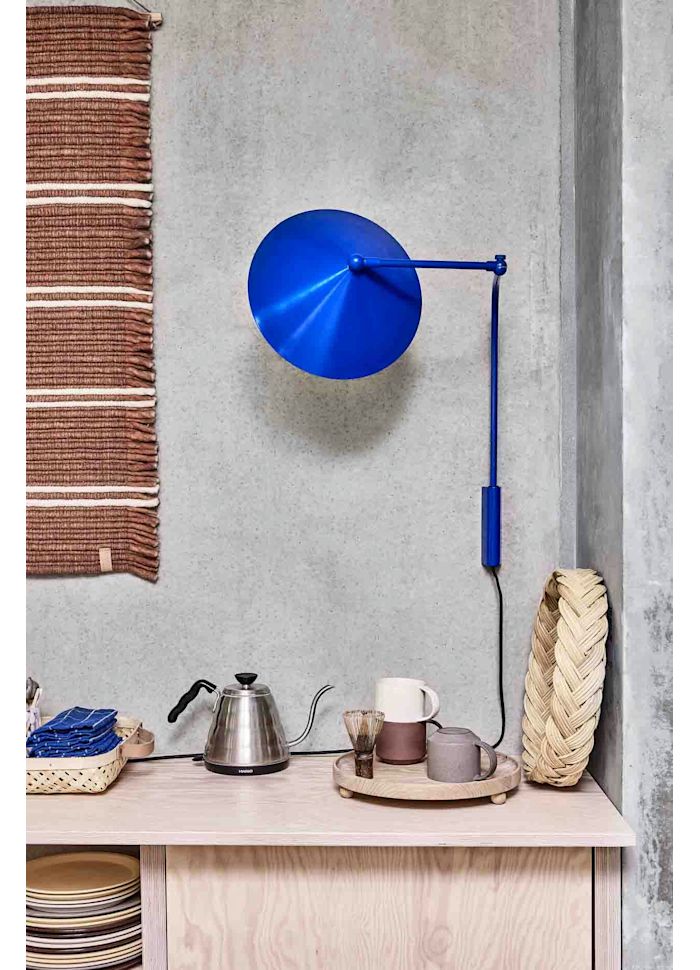 Kasa 60cm Sininen seinävalaisin valmistajalta OYOY - Elegantin muotonsa ansiosta valaisin sopii kaikenlaisiin sisustuksiin ja antaa huoneelle persoonallisuutta ja tyyliä.