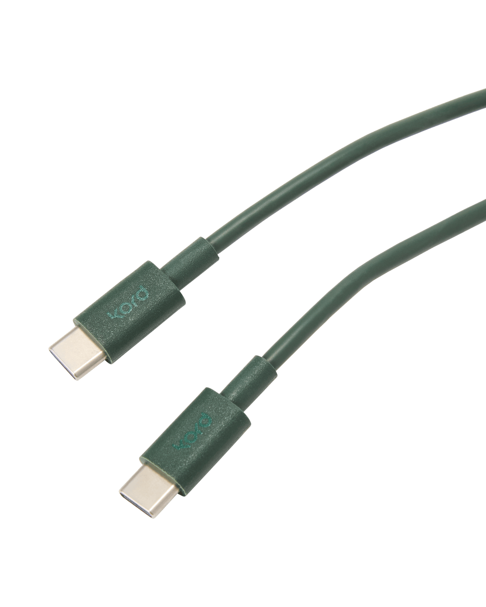 USB-C – USB-C Tummanvihreä valmistajalta Kord - Elegantti ratkaisu, joka yhdist&auml;&auml; muotoilun ja toimivuuden.