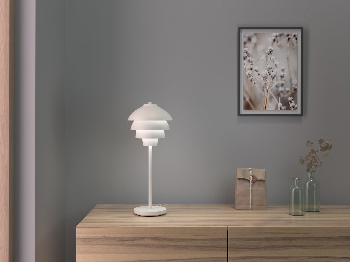 Valencia 40cm Mattavalkoinen pöytävalaisin valmistajalta - Nelj&auml;n metallivarjostimensa ansiosta se tarjoaa tasaisen ja miellytt&auml;v&auml;n valon sek&auml; kauniin valokuvion.