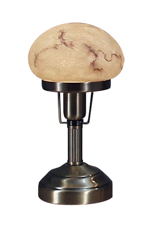 August 22cm Antiikki messinki pöytävalaisin valmistajalta Aneta Lighting - Klassisen harjatun ter&auml;ksen muotoilun ja kauniin alabasterimaisen s&auml;vyn ansiosta se levitt&auml;&auml; l&auml;mmint&auml; ja miellytt&auml;v&auml;&auml; valoa, joka luo kutsuvan tunnelman mihin tahansa huoneeseen.