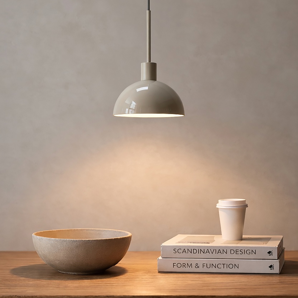 Vienda Ø20 Beige kattovalaisin valmistajalta Herstal - Vienda on tyylik&auml;s metallinen riippuvalaisin, jossa on pehme&auml;n beigen v&auml;ri ja ajaton muotoilu.