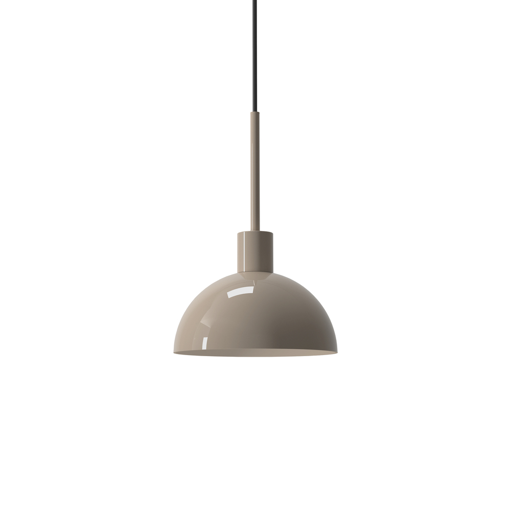 Vienda Ø20 Beige kattovalaisin valmistajalta Herstal - Vienda on tyylik&auml;s metallinen riippuvalaisin, jossa on pehme&auml;n beigen v&auml;ri ja ajaton muotoilu.