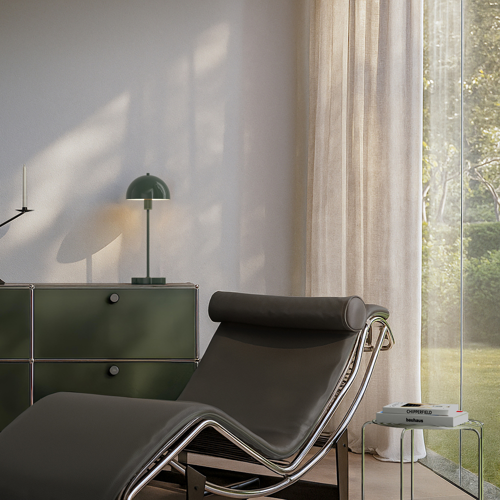 Vienda 48cm Tammenlehden vihreä pöytävalaisin valmistajalta Herstal - Se luo huoneeseen harmonisen tunnelman ja korostaa kauniisti tummia puita, syksyn s&auml;vyj&auml; ja pehmeit&auml; norsunluun s&auml;vyj&auml;.