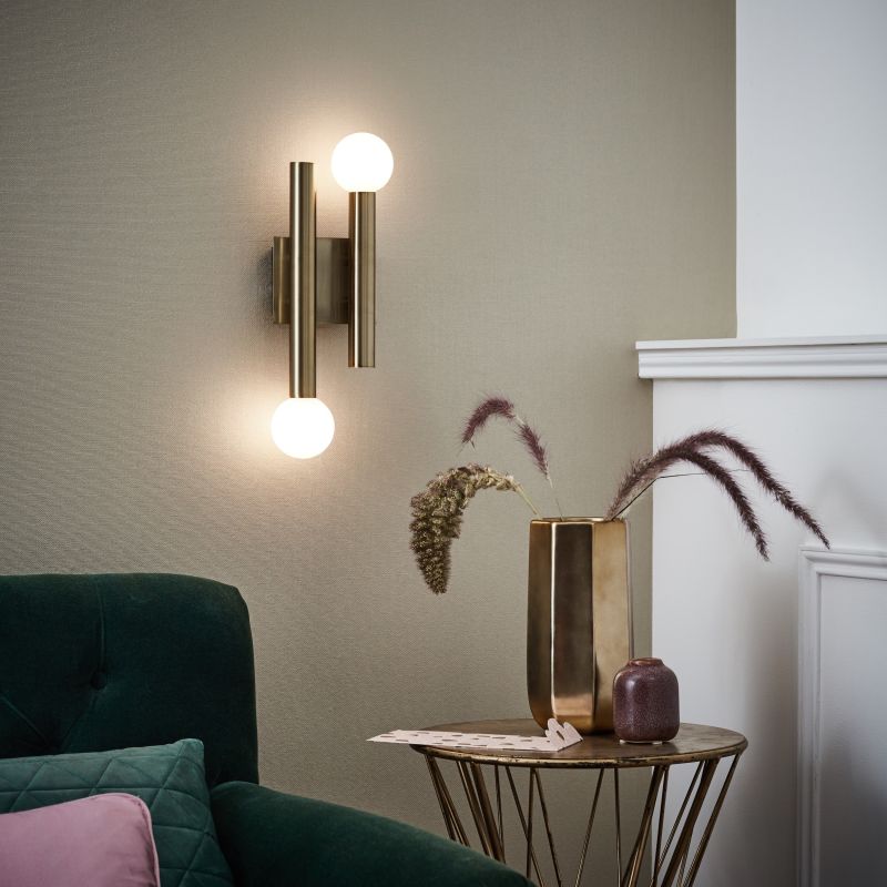 Lucky 34cm Antiikkimessinki seinävalaisin valmistajalta Brilliant - Lucky on tyylikäs seinävalaisin, jota voidaan käyttää sekä huoneen yleisvalaistuksen täydentäjänä että koristeellisena tunnelmavalaistuksena.