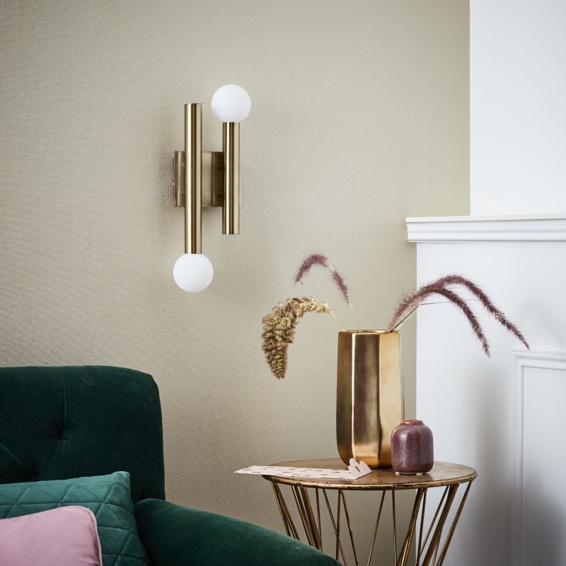 Lucky 34cm Antiikkimessinki seinävalaisin valmistajalta Brilliant - Lucky on tyylikäs seinävalaisin, jota voidaan käyttää sekä huoneen yleisvalaistuksen täydentäjänä että koristeellisena tunnelmavalaistuksena.