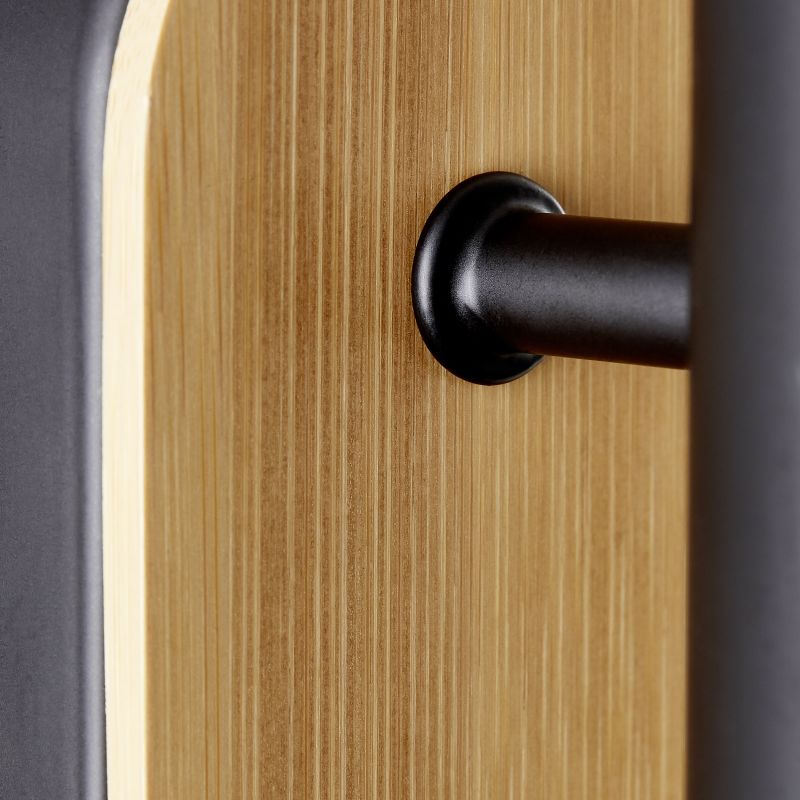 Niels Musta seinävalaisin valmistajalta Brilliant - Niels on elegantti seinävalaisin, joka on valmistettu metallista ja bambusta – uusiutuvasta ja ympäristöystävällisestä materiaalista, joka luo lämpimän ja viihtyisän tunnelman kotiin.