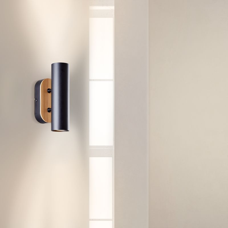 Niels Musta seinävalaisin valmistajalta Brilliant - Niels on elegantti seinävalaisin, joka on valmistettu metallista ja bambusta – uusiutuvasta ja ympäristöystävällisestä materiaalista, joka luo lämpimän ja viihtyisän tunnelman kotiin.